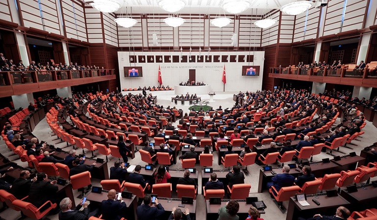 Buna etkili muhalefet yapmasınlar diye tehdit ederek korkutmaya çalışmak denilmez mi?