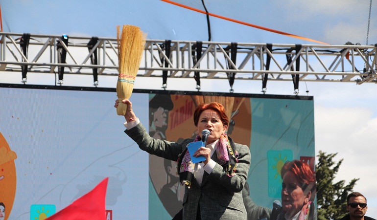 Bunları süpürgenin ucuyla süpüreceğiz