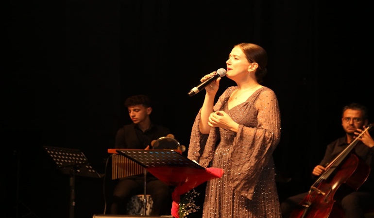 Büyük Önder Atatürk sevdiği şarkılarla anıldı