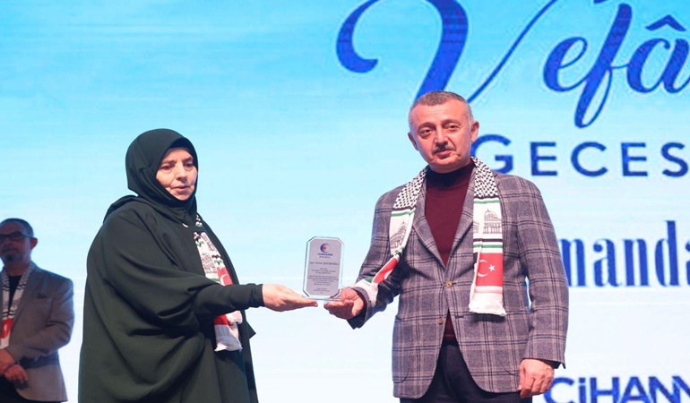 Büyükakın, Atatürk’e dil uzatan yazara plaket verdi!