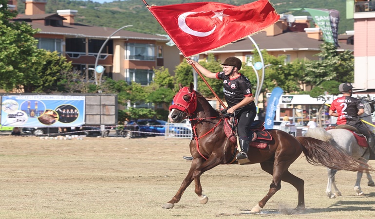 Büyükakın, atın üstündeki Türk değilse yüktür dedi cirit atma yarışı başladı!