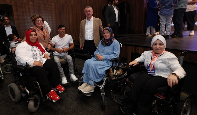 Büyükakın çifti özel çocukların ailelerine umut aşıladı