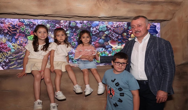 Büyükakın çocuklarla eğlendi!
