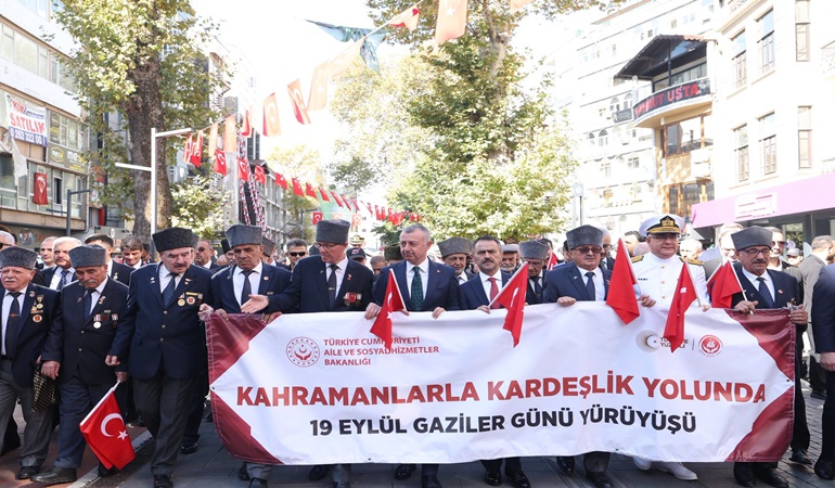 Büyükakın İzmit’in ortasında gazilerle omuz omuza yürüdü