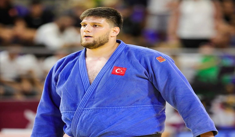 Büyükakın, judoda göğsümüzü kabartan sporcuyu kutladı