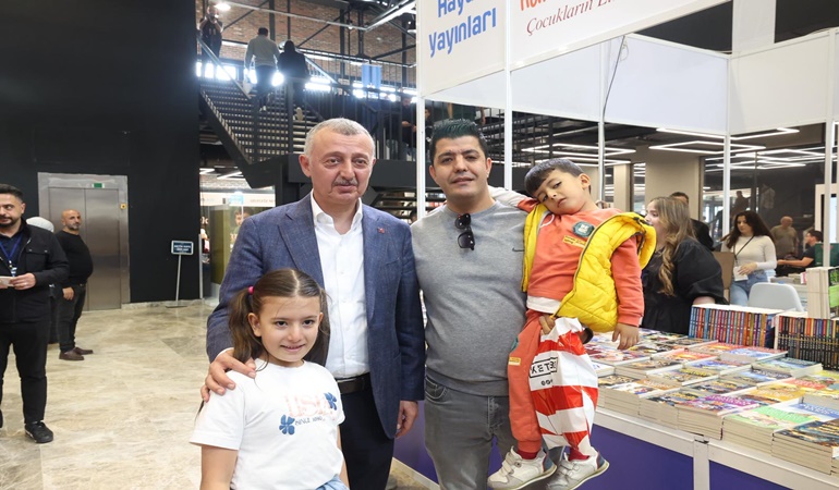 Büyükakın kitapseverlerin heyecanına ortak oldu