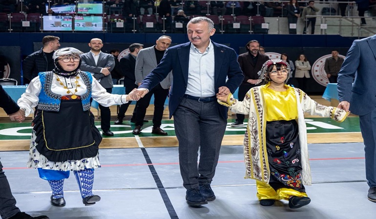 Büyükakın özel çocuklarla sahnede horon oynadı