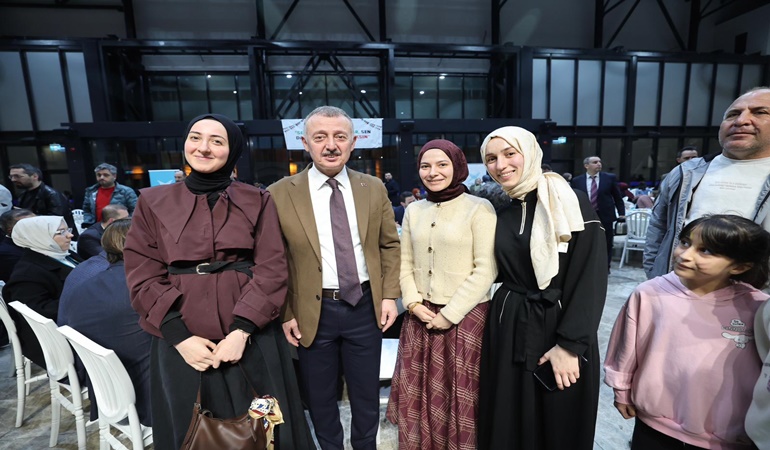 Büyükakın, TÜGVA iftarında gençlerle sohbet etti