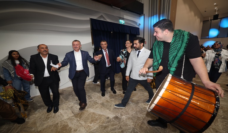 Büyükakın Vanlılarla halay çekti!