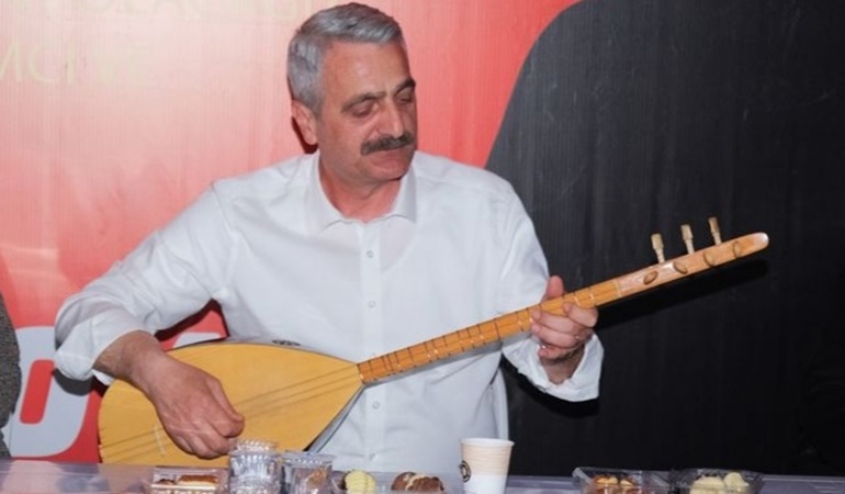 Büyükşehir Adayı Bilgin bağlama çaldı, türkü söyledi