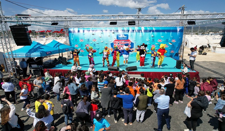 Büyükşehir, bayramda Defne’ye mutluluk taşıdı