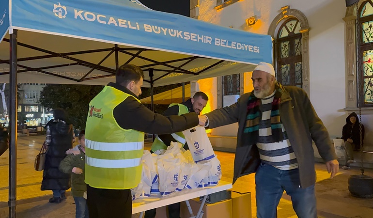 Büyükşehir, binlerce kandil simidi dağıttı