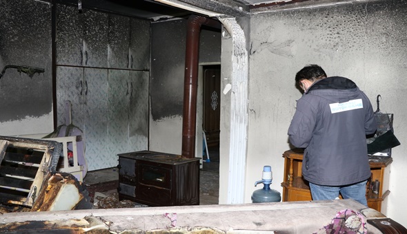 Büyükşehir evi yanan aileye hızır gibi yetişti