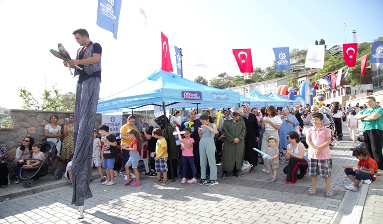 Büyükşehir’in yaz şenlikleriyle; Tarih koridoru şenlendi 