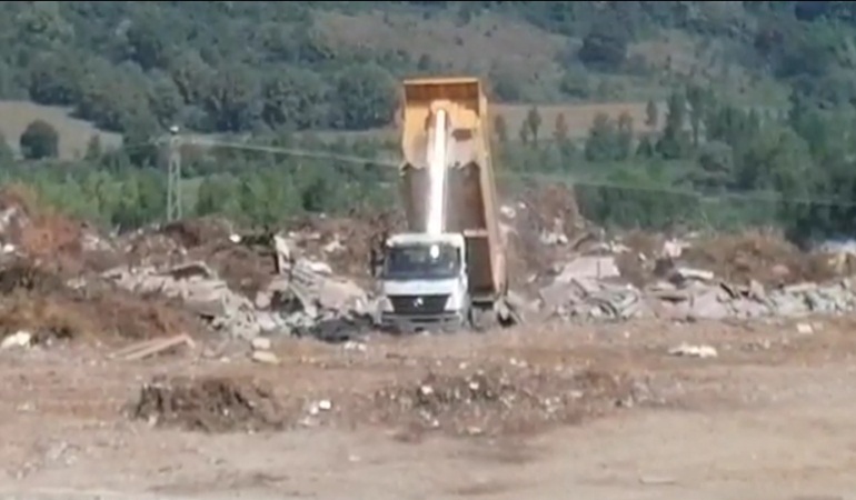 Büyükşehir, İzmit Belediyesinin arazisine kaçak bir şekilde moloz dökerken yakalandı!