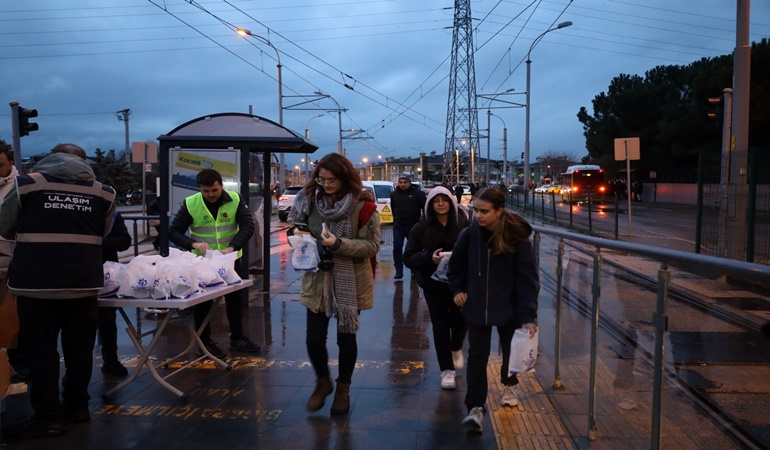 Büyükşehir kandil simidi dağıttı