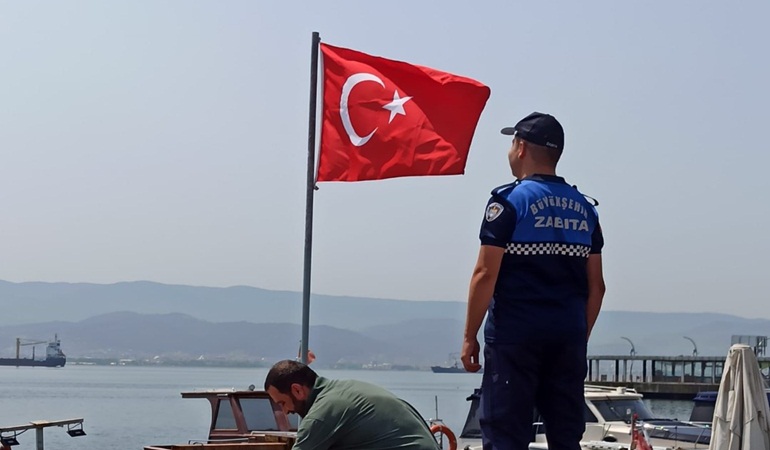 Büyükşehir Zabıtası rengi solan Türk Bayrağını yenisiyle değiştirdi