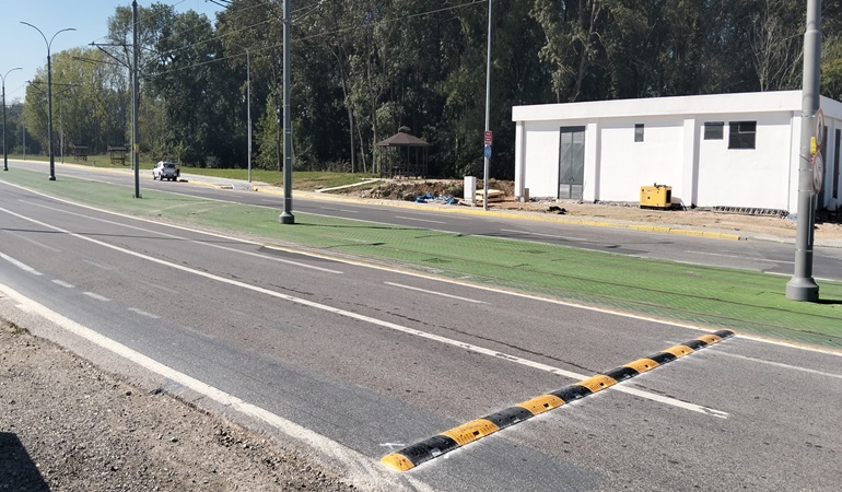 Cadde üzerinde kasis var, uyarı tabelası yok!