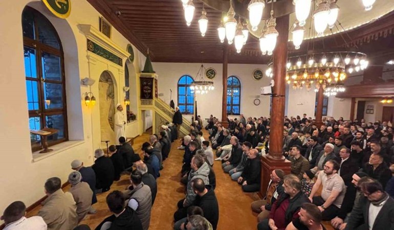 Çakallığa bakın! Hutbe Arapça olsun demenin yolu açılsın derdinde