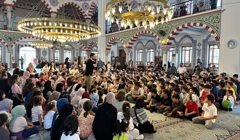 Camilerde gerçekleştirilen Sertaç Abi etkinliklerine binlerce çocuk katıldı