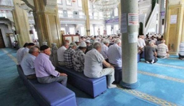 Camilerde tabureye oturarak namaz kılmak yasaklandı