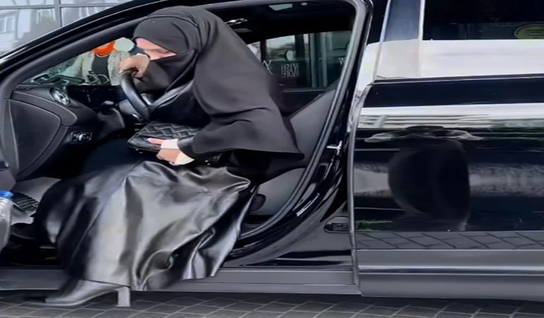 Çarşaf takıp lüks araçlarla geziyor