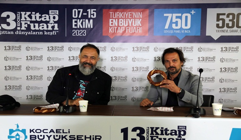 Çay simit eşliğinde sohbet