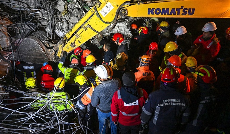 Çayırova ekibi Adıyaman’da  Meltem Ünsal’ı sağ kurtardı
