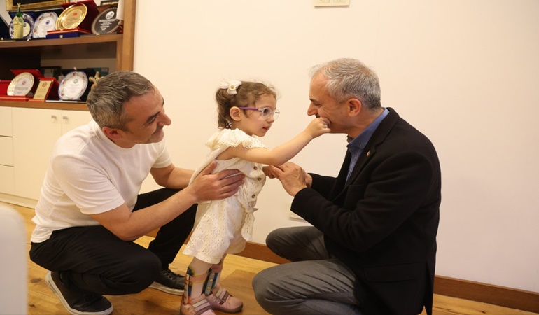 Çayırova Belediyesi’nden serebral palsi tanısı konulan minik Lina’ya destek