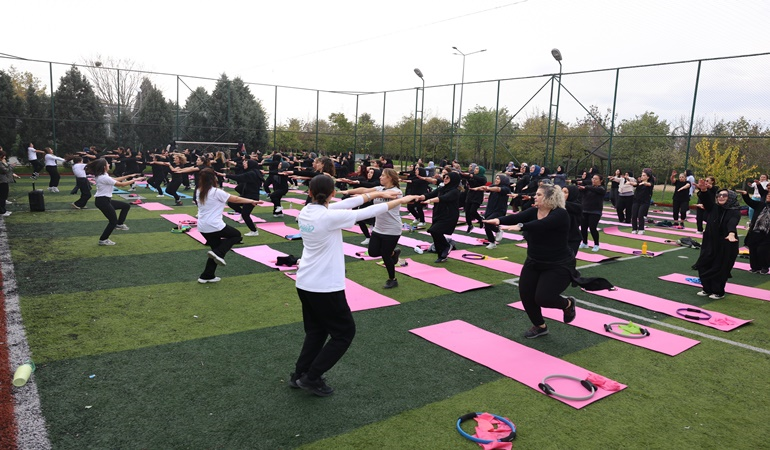 Çayırova’da 80 kursiyer açık havada spor yaptı