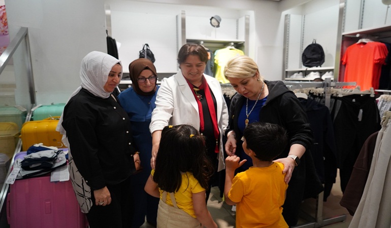 Çayırova’da AKP’li kadınlar bayram öncesi çocukların yüzünü güldürdü