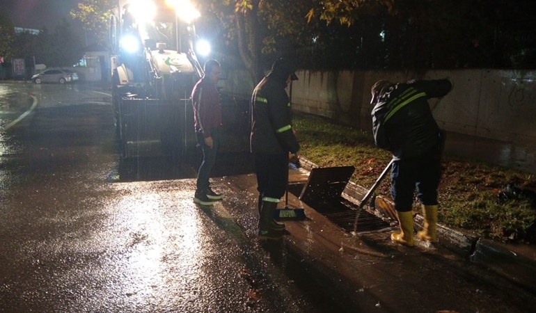 Çayırova’da da ekipler yağmur mesaisinde