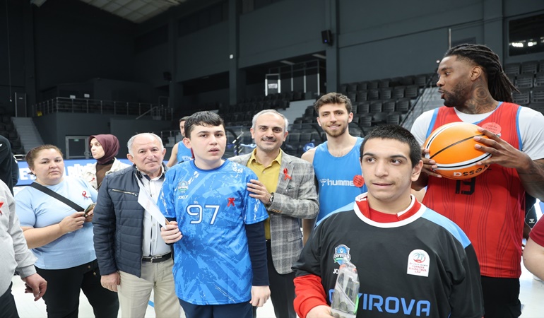 Çayırova’da dev adamlar özel çocuklarla buluştu