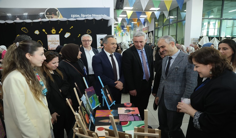 Çayırova’da el emeği göz nuru eserler sergileniyor