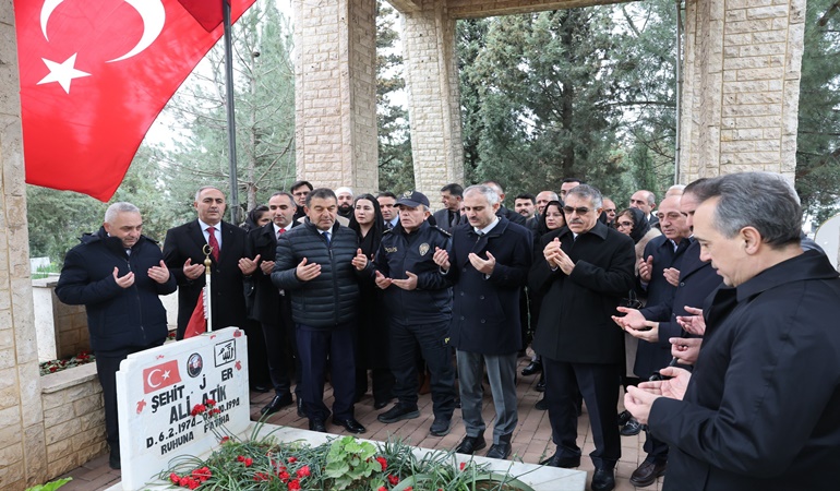 Çayırova’da eller Çanakkale Şehitleri i.in semaya kalktı