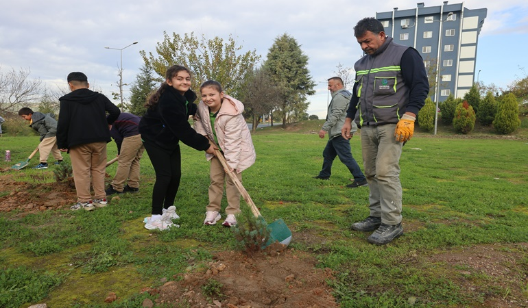 Çayırova’da fidanlar toprakla buluştu