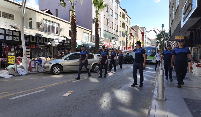 Çayırova’da kaldırım işgaline ceza!