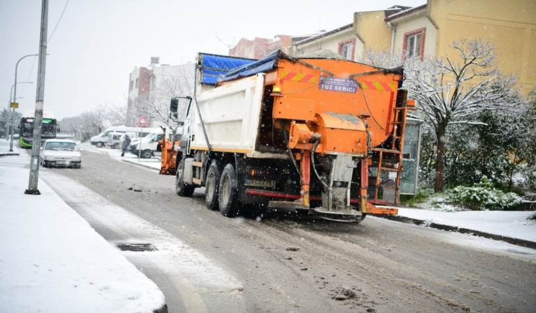 Çayırova’da kar mesaisi