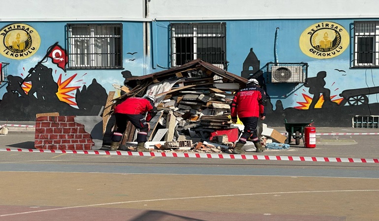 Çayırova’da okul bahçesinde tatbikat!