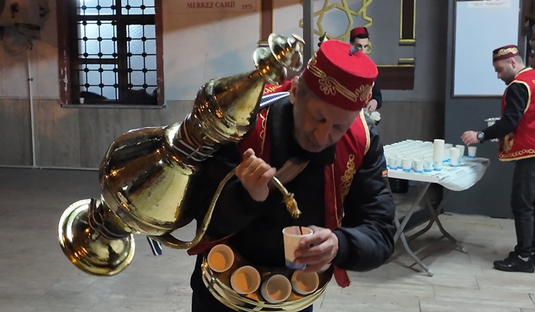 Çayırova’da teravih namazı sonrası şerbet ikram ediliyor