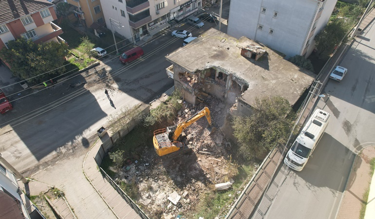 Çayırova’da terk edilmiş bir bina daha yıkıldı