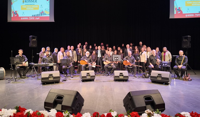 Çayırova’da Türk Halk Müziği korosu dinleyicilerden tam not aldı