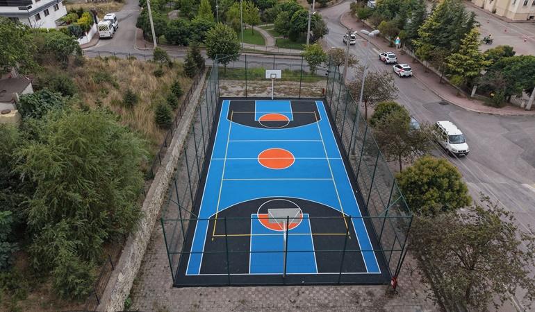 Çayırova’daki spor sahaları yenilendi