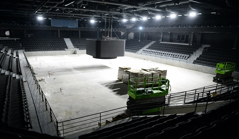 Çayırova’daki yeni spor salonunda koltuklar monte edildi