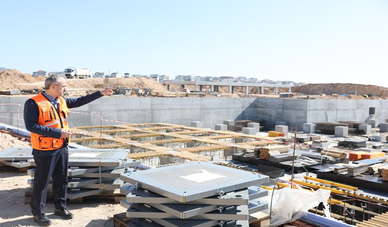 Çayırova Devlet Hastanesi’nin zeminine deprem izolatörleri yerleştirildi