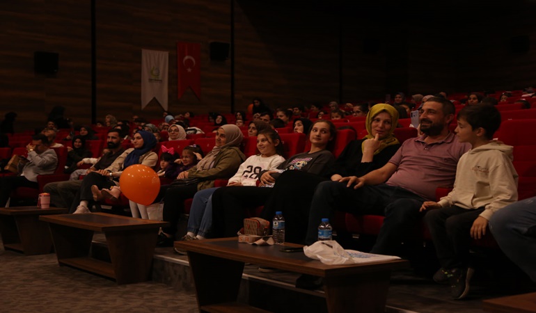Çayırova Kitap Fuarı’nda çocukları sevindiren gösteri!
