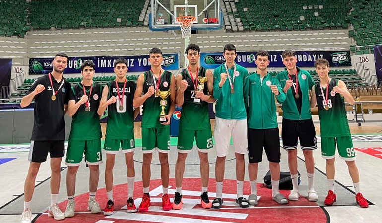 Çayırova’nın genç basketbolcularından gururlandıran başarı
