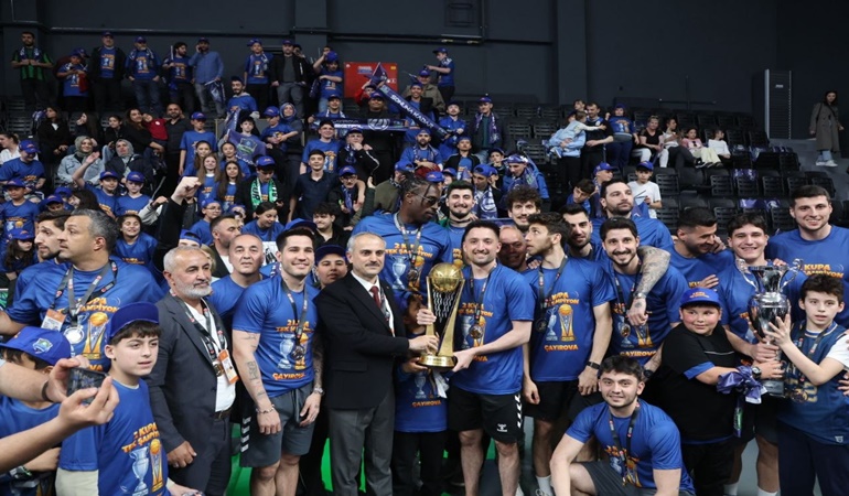 Çayırova’nın uzun adamları şampiyonluk kupasına kavuştu