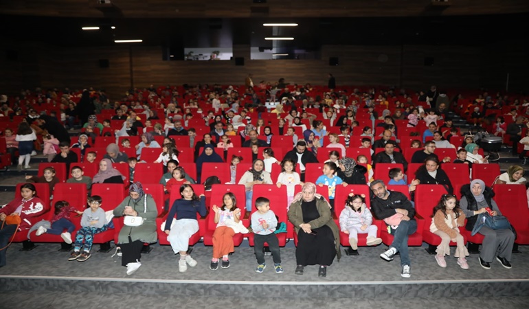 Çayırovalı çocukların tiyatro keyfi!