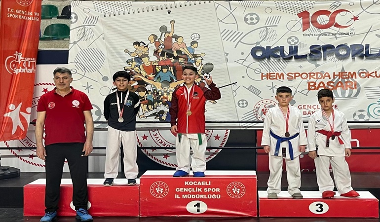 Çayırovalı karateciler madalyaları topladı